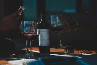 Rangement verres à vin : solutions pratiques et esthétiques