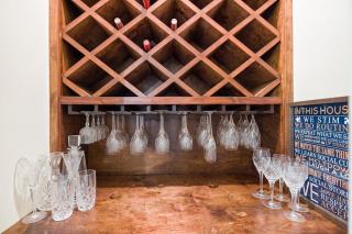 Rangement verres à vin : solutions pratiques et esthétiques