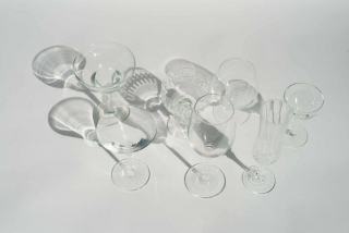 Verres à vin de tailles différentes alignés sur une table