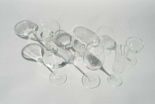 Verres à vin de tailles différentes alignés sur une table