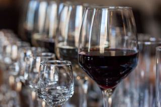Bord d'un verre à vin vu de profil, paroi mince sans bourrelet