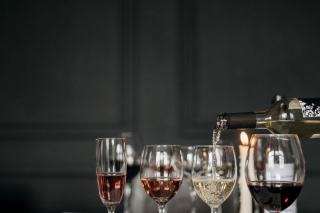 Trois verres à vin de formes différentes posés sur une table