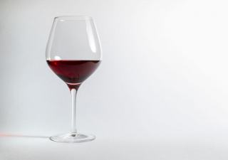 Trois verres à vin de formes différentes posés sur une table